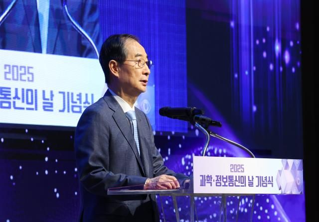 한덕수 대통령 권한대행 국무총리가 21일 서울 강남구 한국과학기술회관에서 열린 2025년 과학·정보통신의 날 기념식에서 기념사를 하고 있다 사진연합뉴스