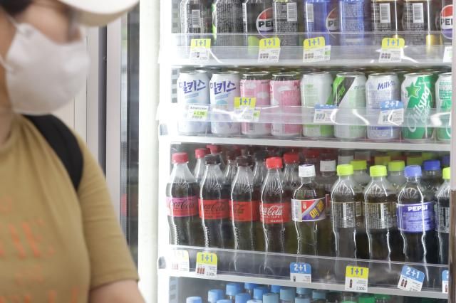 코카콜라 편의점 가격 인상 서울연합뉴스 강민지 기자 편의점에서 판매하는 코카콜라음료 제품 가격이 다음 달 1일부터 평균 5 오른다 해당 제품은 코카콜라 캔 350㎖ 스프라이트 캔 355㎖ 파워에이드 마운틴블라스트 페트병 600㎖ 등이다 사진은 26일 서울의 한 편의점에서 음료를 고르는 고객 모습 2024826 mjkangynacokr2024-08-26 141340 저작권자 ⓒ ㈜연합뉴스 무단 전재 재배포 금지 AI 학습 및 활용 금지저작권자 ⓒ ㈜연합뉴스 무단 전재 재배포 금지 AI 학습 및 활용 금지