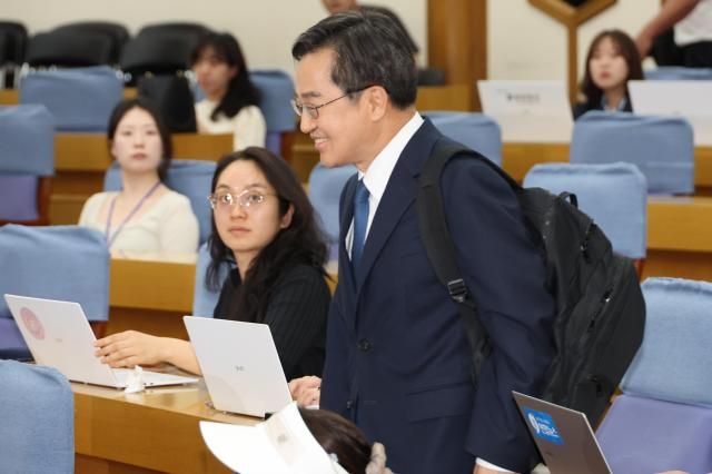 김동연 더불어민주당 대선 경선 후보가 21일 서울 여의도 국회 의원회관에서 모두의 성평등 다시 만난 세계 라는 주제로 열린 간담회에 참석하고 있다 사진-연합뉴스