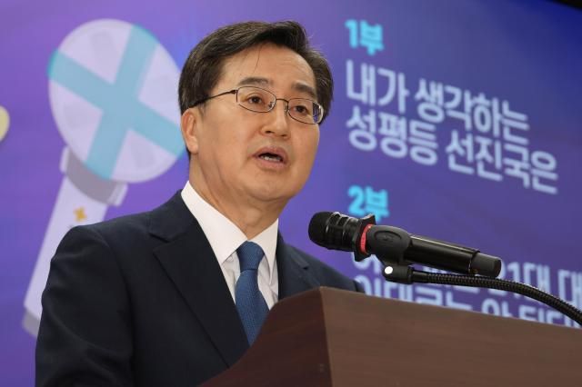 김동연 더불어민주당 대선 경선 후보가 21일 서울 여의도 국회 의원회관에서 모두의 성평등 다시 만난 세계 라는 주제로 열린 간담회에서 여성 정책 등에 대해 설명하고 있다 사진연합뉴스