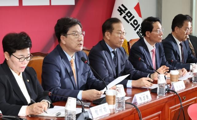 권성동 국민의힘 원내대표왼쪽 두번째가 21일 국회에서 열린 비상대책위원 회의에서 발언하고 있다 사진연합뉴스