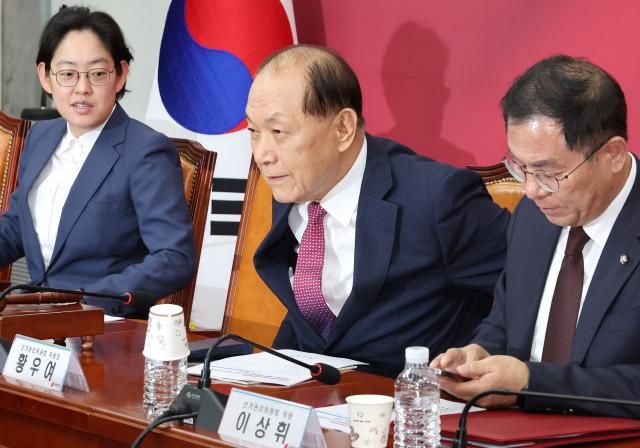 황우여 국민의힘 선거관리위원장가운데이 21일 국회에서 열린 선거관리위원 회의에 참석하고 있다 사진연합뉴스