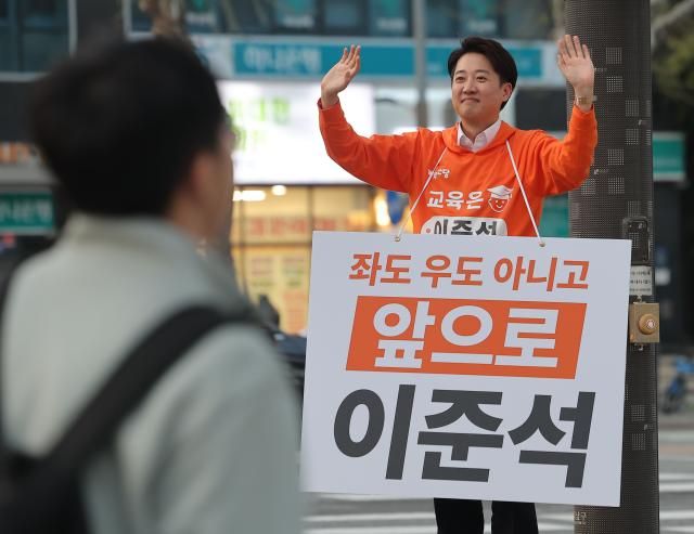 개혁신당 대선 후보인 이준석 의원이 21일 세종 성금교차로에서 출근길 시민들에게 인사하고 있다 사진연합뉴스