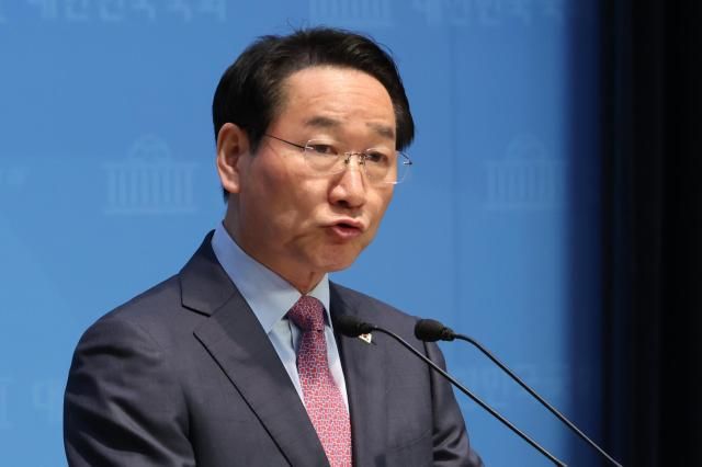 국민의힘 유정복 대선 경선 후보가 지난 21일 서울 여의도 국회 소통관에서 21대 대선과 관련 국가운영방향에 대한 대국민 호소문을 발표하고 있다 사진연합뉴스