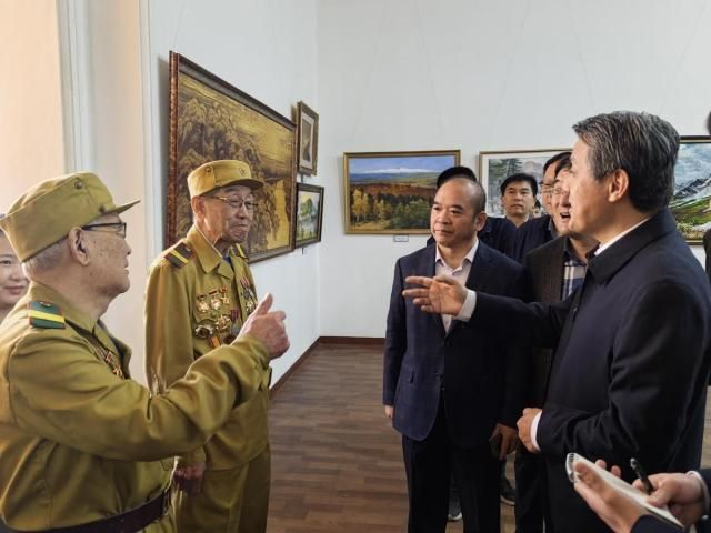 김일성 생일 경축 미술 전람회에서 북한 원로화가들과 대화하는 왕야쥔 중국대사 사진연합뉴스