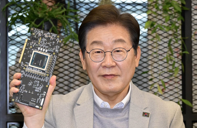더불어민주당 이재명 대선 예비후보가 14일 서울 강남구 퓨리오사AI에서 퓨리오사AI NPU칩을 들어보이고 있다 사진연합뉴스