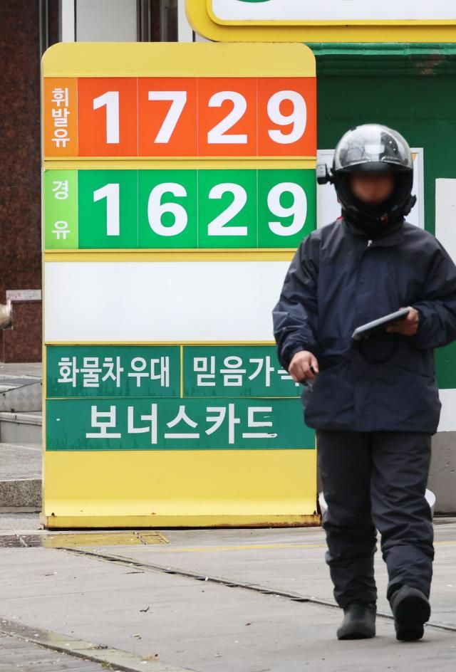  이번 주 국내 주유소 휘발유와 경유의 주간 평균 가격이 9주 연속 동반 하락했다 
