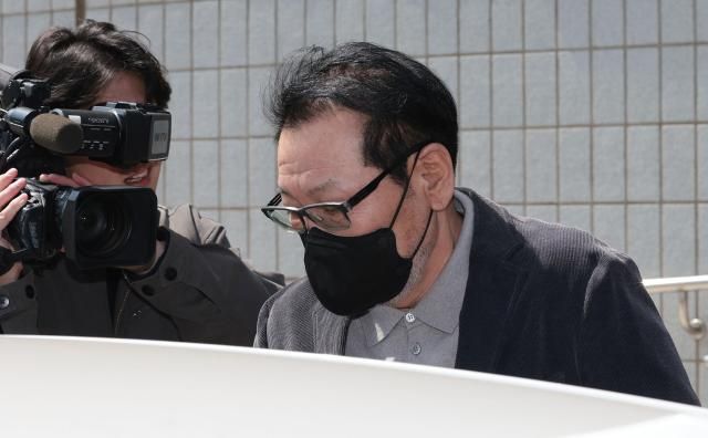 2018년 지방선거 당시 불법 정치자금을 수수한 혐의로 기소된 무속인 건진법사 전성배 씨가 7일 서울 양천구 남부지방법원에서 열린 불법 정치자금 수수 의혹 관련 재판을 마친 뒤 법원 청사를 나와 차량에 탑승하고 있다 사진연합뉴스