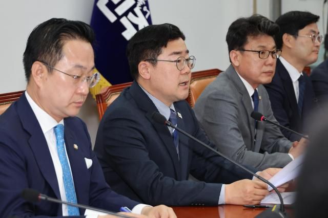 더불어민주당 박찬대 당대표 직무대행 겸 원내대표가 22일 서울 여의도 국회에서 열린 원내대책회의에서 발언하고 있다 