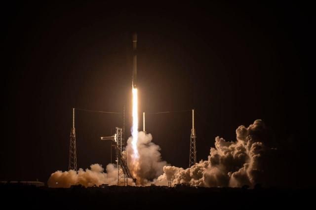 우리 군의 정찰위성 4호기를 탑재한 미국 우주기업 스페이스Ⅹ의 발사체 팰컨9이 22일 오전 9시 48분 미국 플로리다주 케이프커내버럴 우주군 기지에서 발사되고 있다 사진스페이스X