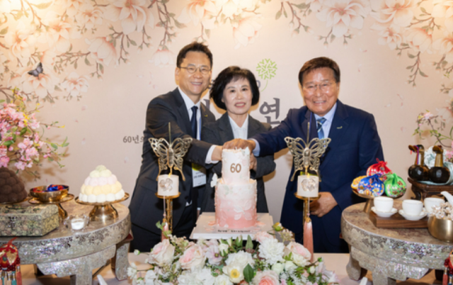 구자관 삼구아앤씨 책임대표사원맨 오른쪽과 올해 회갑을 맞은 김춘자씨가운데가 22일 서울 강남구의 한 레스토랑에서 생일 케이크를 커팅하고 있다 이 회사는 올해부터 회갑을 맞이한 직원을 위해 찾아가는 회갑연 행사를 개최한다 사진 삼구아이앤씨 