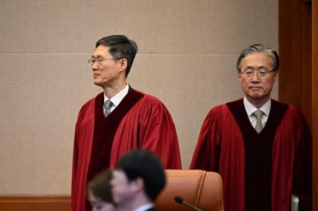 문형배 헌법재판소장 권한대행과 김형두 헌법재판관이 4일 서울 종로구 헌법재판소 대심판정에서 열린 윤석열 대통령 탄핵심판 선고를 위해 입장하고 있다 사진연합뉴스