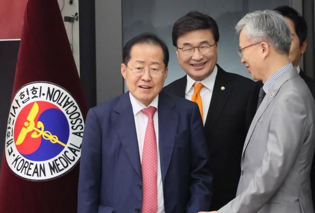 홍준표 국민의힘 대선 경선 후보가 22일 서울 용산구 대한의사협회에서 열린 간담회에 참석하고 있다 왼쪽부터 홍 후보 김대식 의원 김택우 대한의사협회장 사진연합뉴스