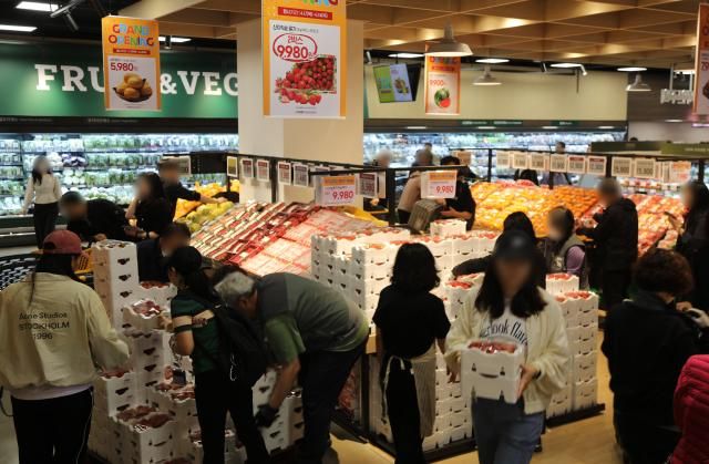 이마트가 서울 강동구 고덕비즈밸리에 이마트 푸드마켓 고덕점을 개점했다고 17일 밝혔다 고객들이 이마트 푸드마켓 고덕점 과일 코너를 둘러보고 있다 사진이마트