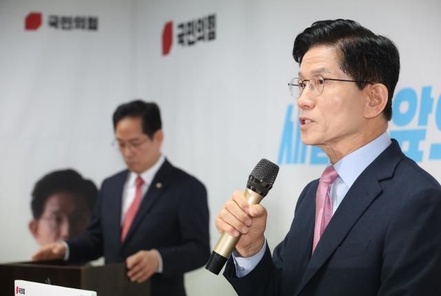 김문수 국민의힘 대선 경선 후보가 22일 서울 여의도 대하빌딩 선거 사무소에서 청년 부동산 문제 관련 공약 발표 기자회견을 하고 있다 사진연합뉴스