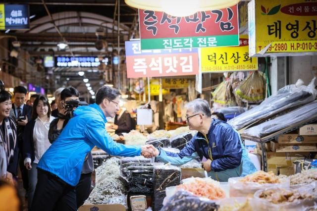 김경수 더불어민주당 대선 경선 후보가 22일 오후 광주 양동시장을 찾아 지지를 호소했다 사진김경수 캠프