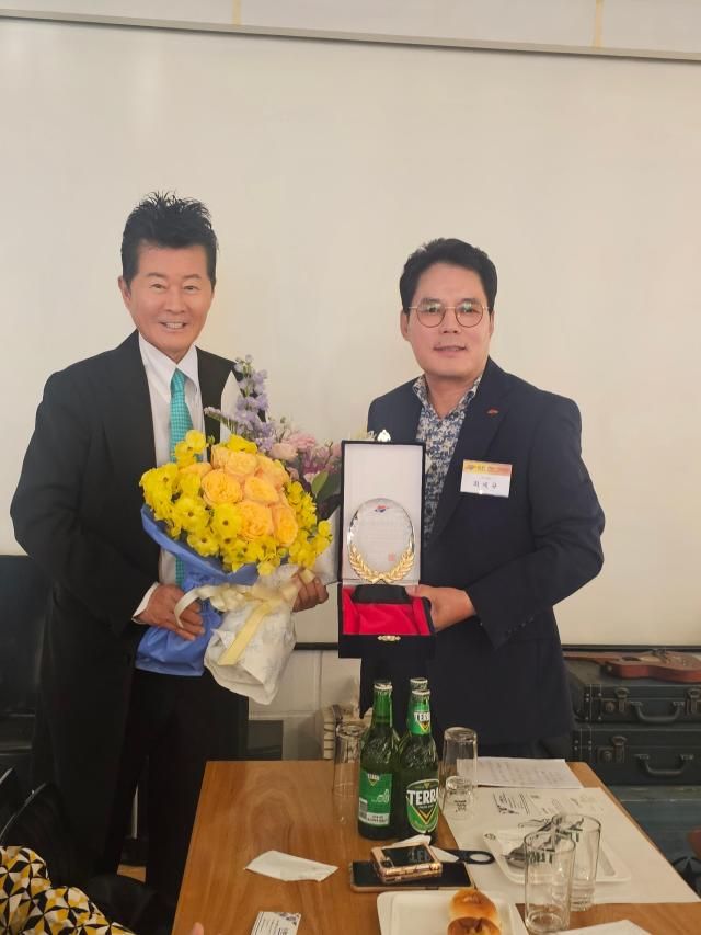 가수 태진아왼쪽와 최세규 한국재능기부협회 이사장 사진한국재능기부협회