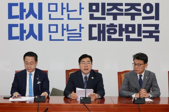 박찬대 더불어민주당 당대표 직무대행 겸 원내대표가 22일 서울 여의도 국회에서 열린 원내대책회의에서 발언하고 있다 사진연합뉴스