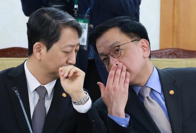 최상목 경제부총리 겸 기획재정부 장관오른쪽과 안덕근 산업통상자원부 장관이 21일 정부서울청사에서 열린 경제안보전략 태스크포스TF 회의에 참석해 대화하고 있다 사진연합뉴스