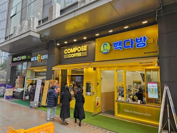 서울 종로구 광화문 인근에 있는 저가 커피 프랜차이즈 매장들 사진홍승완 기자