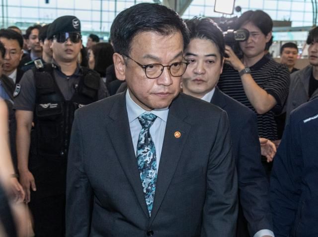 최상목 부총리 겸 기획재정부 장관이 미국 워싱턴 DC에서 열리는 한미 2+2 통상 협의와 주요 20개국G20 재무장관회의에 참석차 22일 인천공항을 통해 출국하고 있다사진연합뉴스