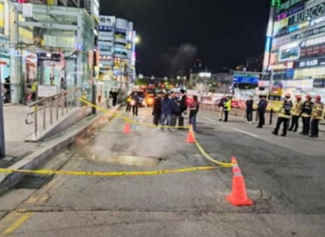 용인 수지구청역 인근 도로서 땅 꺼짐 현장 사진경기소방재난본부 제공 