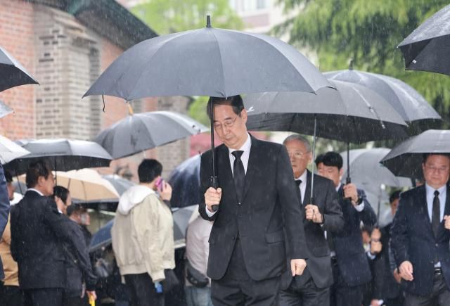 한덕수 대통령 권한대행 국무총리가 22일 프란치스코 교황 조문을 마치고 서울 명동대성당을 나서고 있다 사진연합뉴스