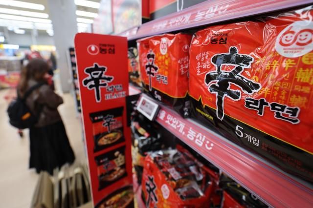 먹거리 가격 줄인상…신라면 다시 1천원 서울연합뉴스 서대연 기자 농심이 오는 17일부터 신라면 가격을 2023년 6월 수준인 1천원으로 다시 올리는 등 라면과 스낵 17개 브랜드의 가격을 인상한다고 밝힌 가운데 16일 서울 시내 한 대형마트에 신라면이 진열돼 있다 2025316 dwiseynacokr2025-03-16 150341 저작권자 ⓒ ㈜연합뉴스 무단 전재 재배포 금지 AI 학습 및 활용 금지저작권자 ⓒ ㈜연합뉴스 무단 전재 재배포 금지 AI 학습 및 활용 금지
