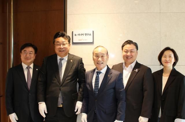 왼쪽부터 윤원석 인천경제자유구역청 청장 주형환 저출산고령화사회위원회 부위원장 최병오 패션그룹형지 회장 최준호 패션그룹형지 부회장 최혜원 형지IC 사장 사진패션그룹형지