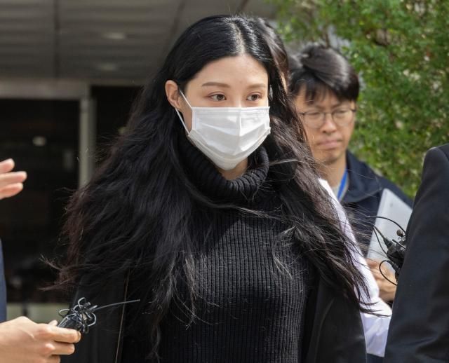 입시비리 혐의를 받는 조국혁신당 조국 전 대표의 딸 조민 씨가 23일 서울 서초구 서울중앙지법에서 열린 항소심 선고 공판을 마친 뒤 법원 청사를 떠나고 있다 사진연합뉴스