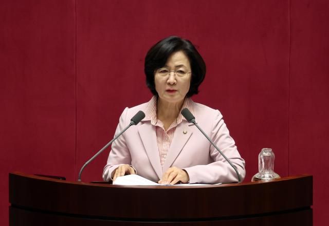 추미애 더불어민주당 의원이 지난 15일 국회 본회의에서 헌법재판소 재판관 이완규 함상훈 지명 철회 촉구 결의안 관련 제안 설명을 하고 있다 사진연합뉴스