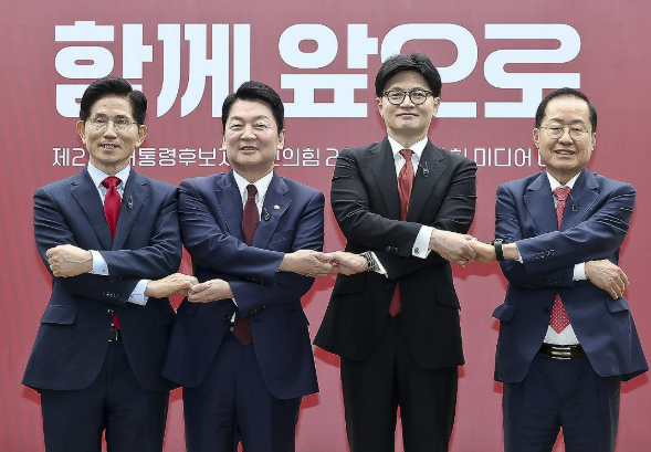 23일 서울 여의도 국민의힘 중앙당사에서 열린 2차 경선 토론회 미디어데이에서 왼쪽부터김문수 안철수 한동훈 홍준표 국민의힘 대선 경선 후보가 포즈를 취하고 있다 사진연합뉴스