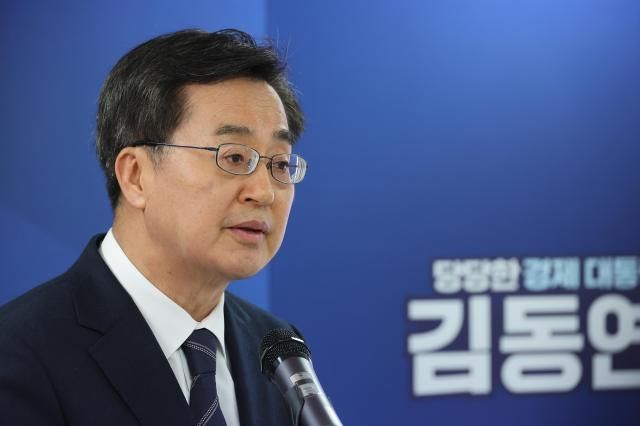 김동연 더불어민주당 대선 경선 후보가 지난 22일 서울 영등포구 여의도 선거 캠프에서 열린 백팩 메고 TMI 기자간담회에서 공약 발표를 하고 있다 사진연합뉴스