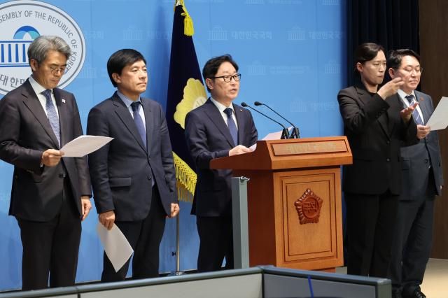 더불어민주당 소속 국회 법제사법위원회 위원들이 23일 서울 여의도 국회 소통관에서 이재명 전 대표의 공직선거법 사건의 대법원 전원합의체 심리와 관련해 입장을 밝히고 있다사진연합뉴스