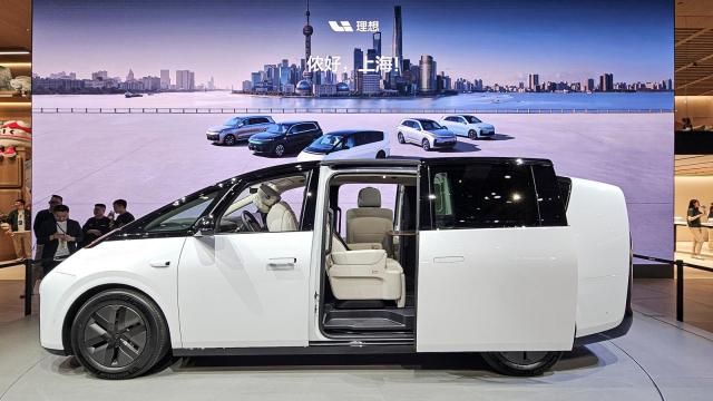 중국 리오토 부스에 전시된 미니밴