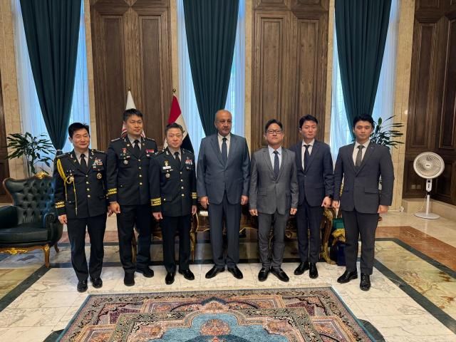 방위사업청은 지난 19일부터 22일까지 이라크 바그다드에서 개최된 ‘IQDEX 2025’ 방산전시회에 참가했다 고형석 방사청 헬기사업부장왼쪽 세번째은 타벳 모하메드 이라크 국방장관왼쪽 세 번째을 면담하고 양국 방산협력 증진방안을 논의했다 사진방위사업청