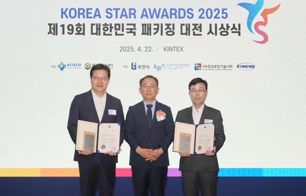 신세계푸드가 22일 일산 킨텍스에서 열린 제19회 대한민국 패키징 대전 시상식에서 산업부 장관상을 수상한 가운데 공병천 신세계푸드 RD담당 전무오른쪽부터 박동일 산업통상자원부 국장 조성진 무림 국내영업담당 이사가 기념 사진을 촬영하고 있다 사진신세계푸드