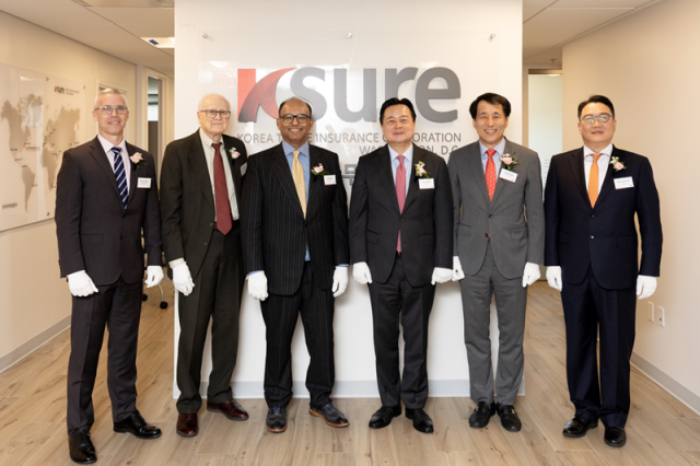 장영진 한국무역보험공사 사장이 22일현지시간 미국 워싱턴지사 제막식 행사 후 기념 촬영을 하고 있다 왼쪽부터 리차드 호더Richard Hodder 씨티은행 글로벌 헤드 제임스 크루즈James Cruse 미 수출입은행 행장 대행 애쇽 핀토Ahsok Pinto 미 상무부 국장 조현동 주미국대한민국 대사 장영진 한국무역보험공사 사장 김경찬 포스코 미주법인장사진한국무역보험공사