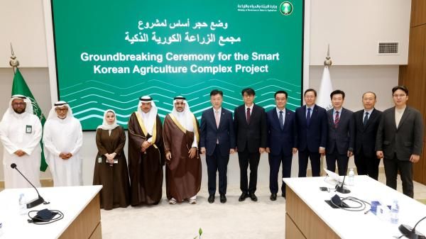 사우디 물환경농업부 알 압둘라티프 차관보왼쪽 4번째부터 알 무샤이티 차관 박범수 농림축산식품부 차관 문병준 주사우디아라비아 대한민국 대사 대리 안호근 한국농업기술진흥원 원장 황청용 농심 부사장이 지난 21일현지시간 사우디아라비아 리야드 국립농업연구센터에서 열린 착공식에서 기념 사진을 촬영하고 있다 사진농심