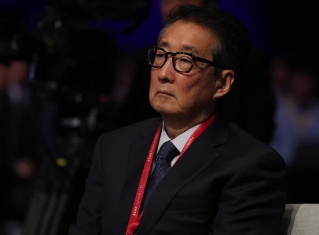 23일 서울 용산구 그랜드 하얏트 서울에서 아산정책연구원 주최로 열린 아산플래넘 2025에서 빅터 차 전략국제문제연구소CSIS 한국 석좌가 커트 캠벨 전 미국 국무부 부장관이 기조연설을 듣고 있다 사진연합뉴스