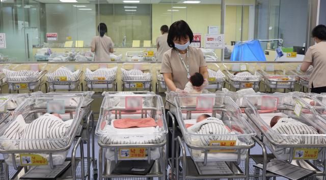 2월 26일 인천 미추홀구 아인병원에서 의료진이 신생아들을 보살피고 있다사진연합뉴스