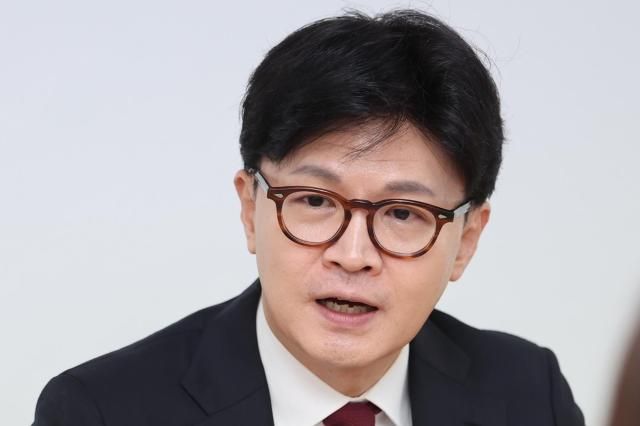 대선 출마를 선언한 한동훈 전 국민의힘 대표가 14일 서울 여의도 대하빌딩에서 취재진과 인터뷰하는 모습 사진연합뉴스 