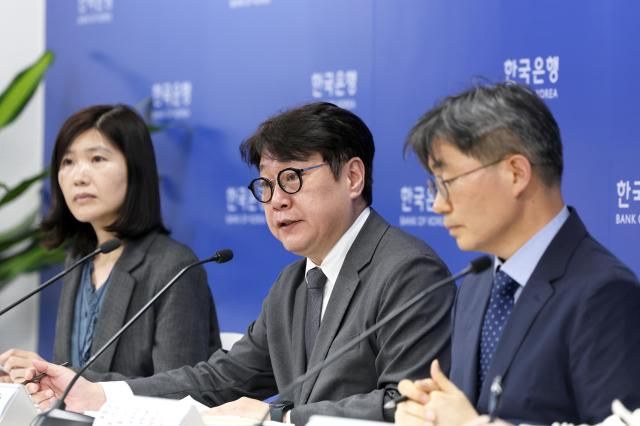 이동원 한국은행 경제통계2국장이 24일 오전 서울 중구 한국은행에서 2025년 1분기 실질 국내총생산속보의 주요 특징을 설명하고 있다사진한국은행