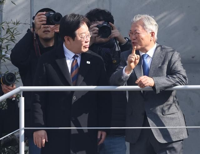 이재명 당시 더불어민주당 대표가 설 연휴 마지막 날인 1월 30일 오후 경남 양산시 하북면 평산마을 문재인 전 대통령 사저를 방문 문 전 대통령과 대화하고 있다 사진연합뉴스