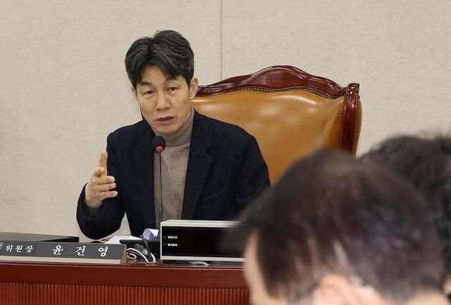 지난 2월 19일에 열린 국회 행정안전위원회의 법안심사제1소위원회에서 더불어민주당 소속 윤건영 소위원장이 발언하고 있다 사진연합뉴스