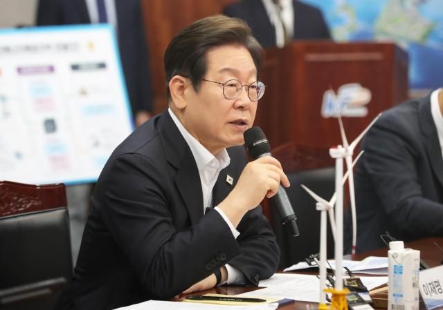 이재명 더불어민주당 대선 경선 후보가 24일 오전 전북 새만금33센터를 방문해 발언하고 있다 사진연합뉴스