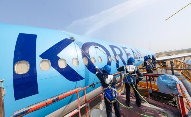 24일(목) 인천국제공항에 위치한 대한항공 정비 격납고 앞에서 보잉777-300ER 항공기 세척을 실시하고 있는 모습.