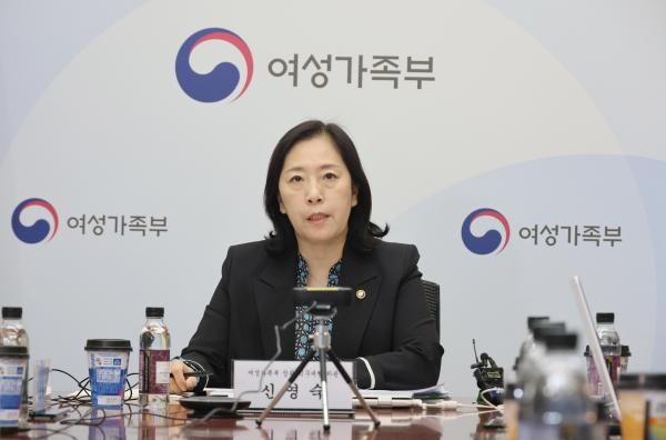 신영숙 여성가족부 차관이 24일 오후 정부서울청사에서 열린 제13차 여성폭력방지위원회영상회의에서 인사말을 하고 있다 사진여성가족부
