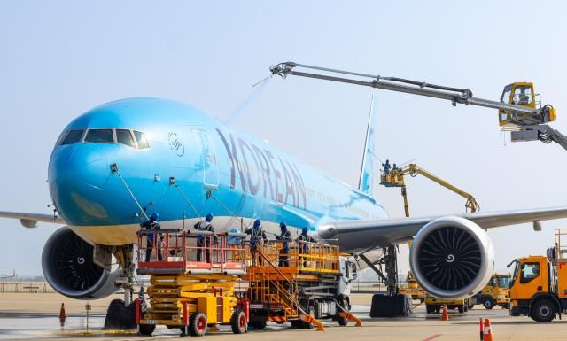 24일목 인천국제공항에 위치한 대한항공 정비 격납고 앞에서 보잉777-300ER 항공기 세척을 실시하고 있는 모습