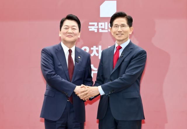 김문수 국민의힘 대선 경선 후보와 안철수 대선 경선 후보가 23일 서울 여의도 국민의힘 중앙당사에서 열린 2차 경선 토론회 미디어데이에서 포즈를 취하고 있다 사진연합뉴스